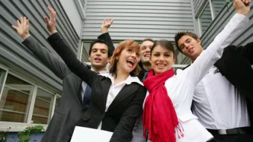 Gruppo di persone felici che festeggiano all'aperto.