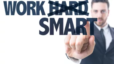 Persona in abito indica il testo 'WORK SMART' su sfondo bianco.