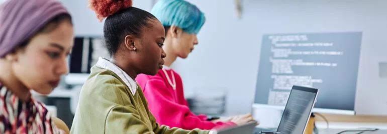 Gen Z al lavoro al PC in un ufficio moderno